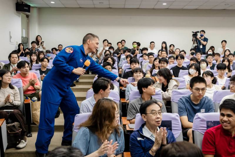 台灣出生的美國太空總署（NASA）太空人林琪兒（前左立者）24日參訪國立成功大學，且在「國際視野講座」發表演講，現場互動氣氛熱烈。（成功大學提供）