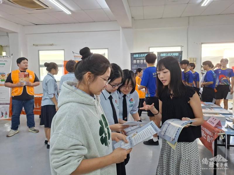 僑務組秘書宋怡穎宣傳僑生獎學金及觀摩團