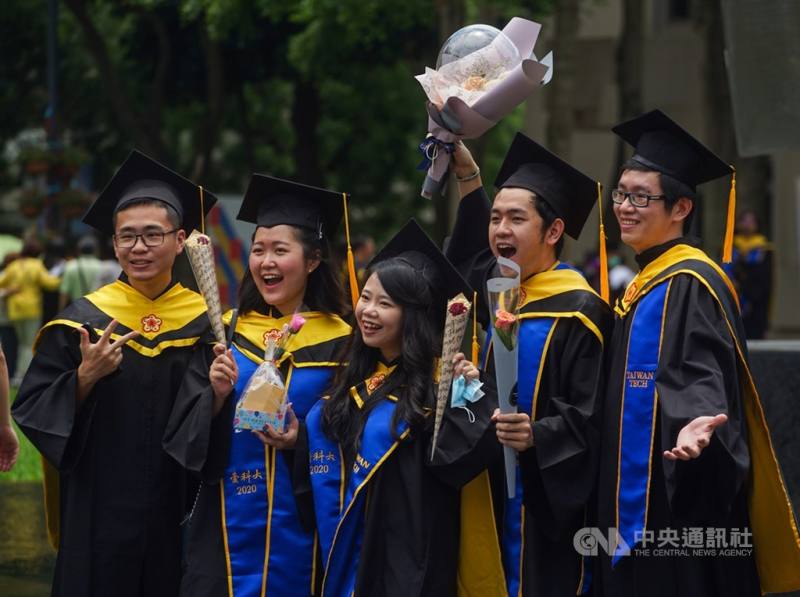 圖為台科大畢業生開心合影。（中央社檔案照片）