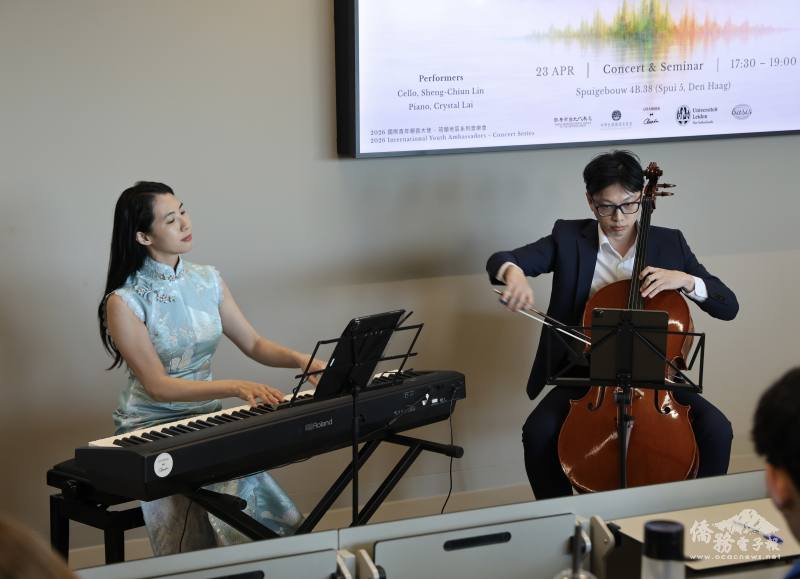 旅荷大提琴家林聖宭（右）與鋼琴家賴宜澧（左）於《島之聲：聽見臺灣》音樂會中演出，透過細膩詮釋展現臺灣音樂的文化底蘊與情感層次（攝影／張懷文）
