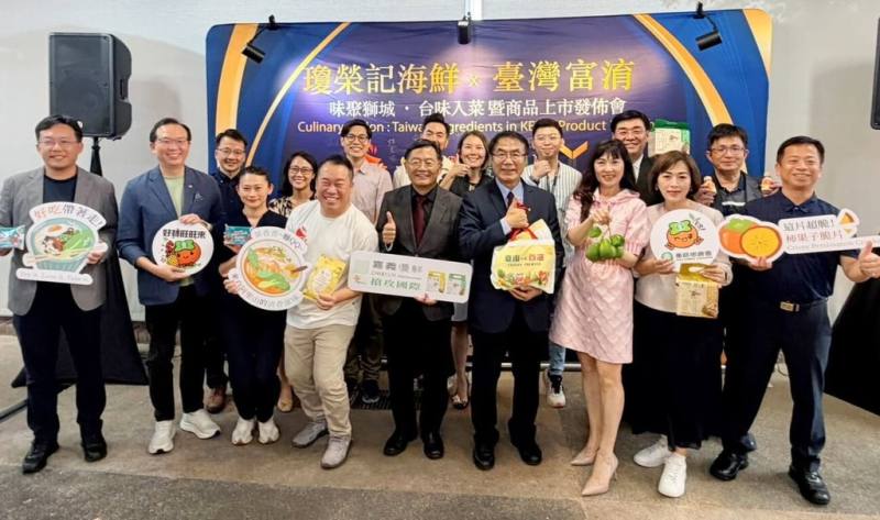 台灣出口業者富淯有限公司、嘉義縣番路鄉農會23日在新加坡瓊榮記餐廳舉辦「味聚獅城．台味入菜暨商品上市記者會」，推廣嘉義農特產品，嘉義縣副縣長劉培東（前右5）並邀請台南市長黃偉哲（前右4）站台。（嘉義縣政府提供）