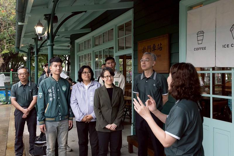 蕭美琴副總統24日下午前往嘉義，參訪嘉義車庫園區、北門驛及檜意森活村等當地知名景點
