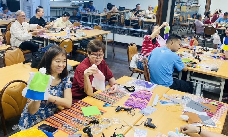 來自不同學校的教師共同參與布袋戲操作，文化技藝不受性別限制，人人皆可學習與傳承