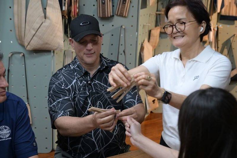 美國夏威夷州夏威夷郡長阿拉美達（左）率團於22日至25日到訪花蓮，期間參訪豐濱鄉「新社香蕉絲工坊」體驗花蓮特有的香蕉絲纖維工藝。（花蓮縣府提供）