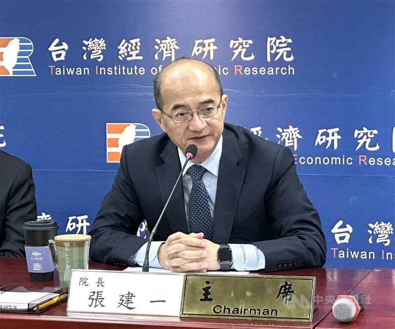 央行理事、台經院院長張建一（圖）表示，台灣目前消費者物價指數（CPI）年增率不及2%，且經濟成長率突破7%，沒有升降息空間。（中央社檔案照片）