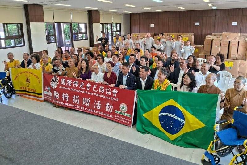 巴西如來寺24日舉行成立34周年慶祝活動，佛光山南美洲總住持妙佑法師（前排左6）依循星雲大師理念，捐贈480台輪椅予社福及醫療機構。駐聖保羅台北經濟文化辦事處處長朱怡靜（前排左7）、巴西佛光協會新任會長李樹立（前排左4）、名譽會長許永隆（前排左1）、慈善機構「愛之贈予」創辦人支黃秀莉（前排左9）及多位地方官員、僑界代表共同見證善舉。（支黃秀莉提供）