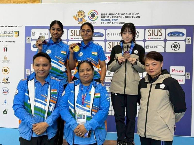 台灣射擊新星廖可容（後右）在2026射擊青少年世界盃傳捷報，24日於女子10公尺空氣手槍摘銅，生涯首度踏上青少年世界盃頒獎台，她期許未來像國手媽媽馬瑜梅（前右）一樣登上亞運舞台。（廖可容提供）