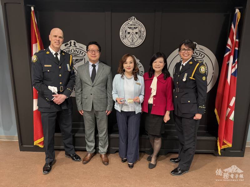 僑務委員暨加東僑界急難救助委員會召集人林美玲(中)、多倫多警察局43分局分局長Paul Krawczyk(左1)、42分局分局長LeeAnn Papizewski(右1)、多倫多文教中心主任藍柏青及副主任許彩鳳於表揚後合影