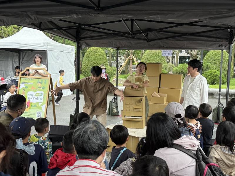 本次演出以戶外劇場的形式呈現，輕鬆幽默的表演，在歡笑聲中引導孩子思考家庭成員之間的合作與分工