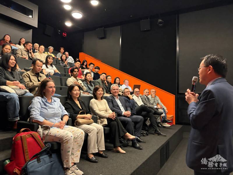 駐日內瓦辦事處處長李冠德（右）致詞