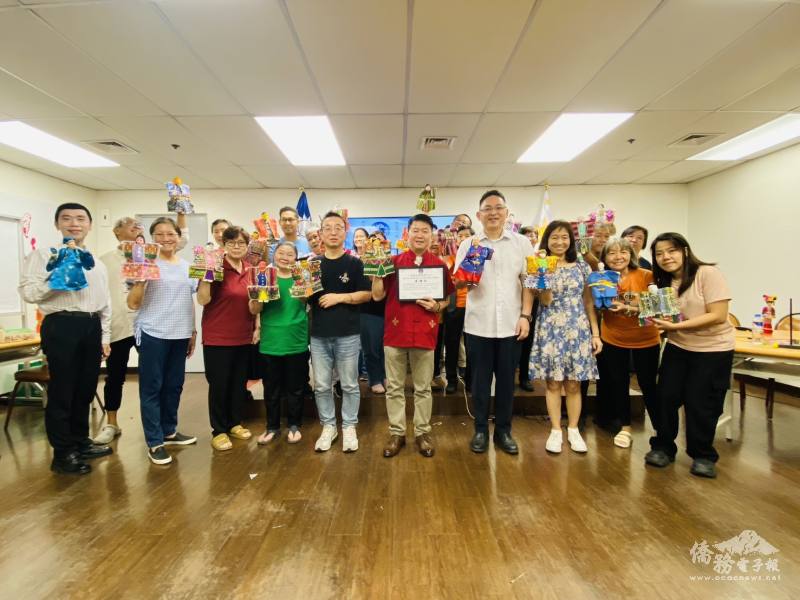 菲華文教服務中心辦理「掌中乾坤．布袋戲文化體驗」活動，來自各地華文教師及文化推廣者齊聚一堂，共同見證傳統文化交流成果