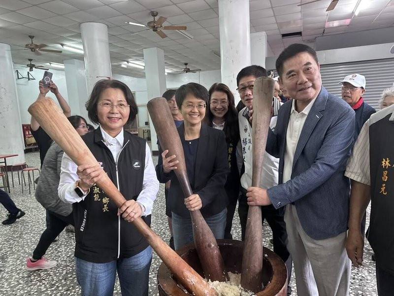 「2026桐花祭」系列活動於全台13縣市接力展開，客委會主委古秀妃（前左2）25日赴苗栗獅潭出席「桐香細路 遶尞苗栗」活動，與縣長鍾東錦（前右）等人一同體驗搗麻糬。（客委會提供）