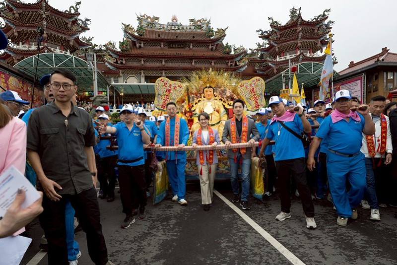 副總統與現場貴賓共同進行扶轎起駕儀式