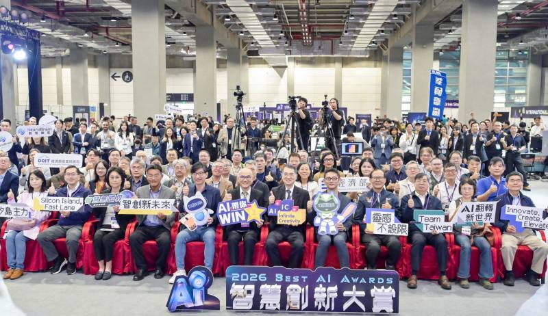 智慧創新大賞評審委員與253隊決賽團隊大合影