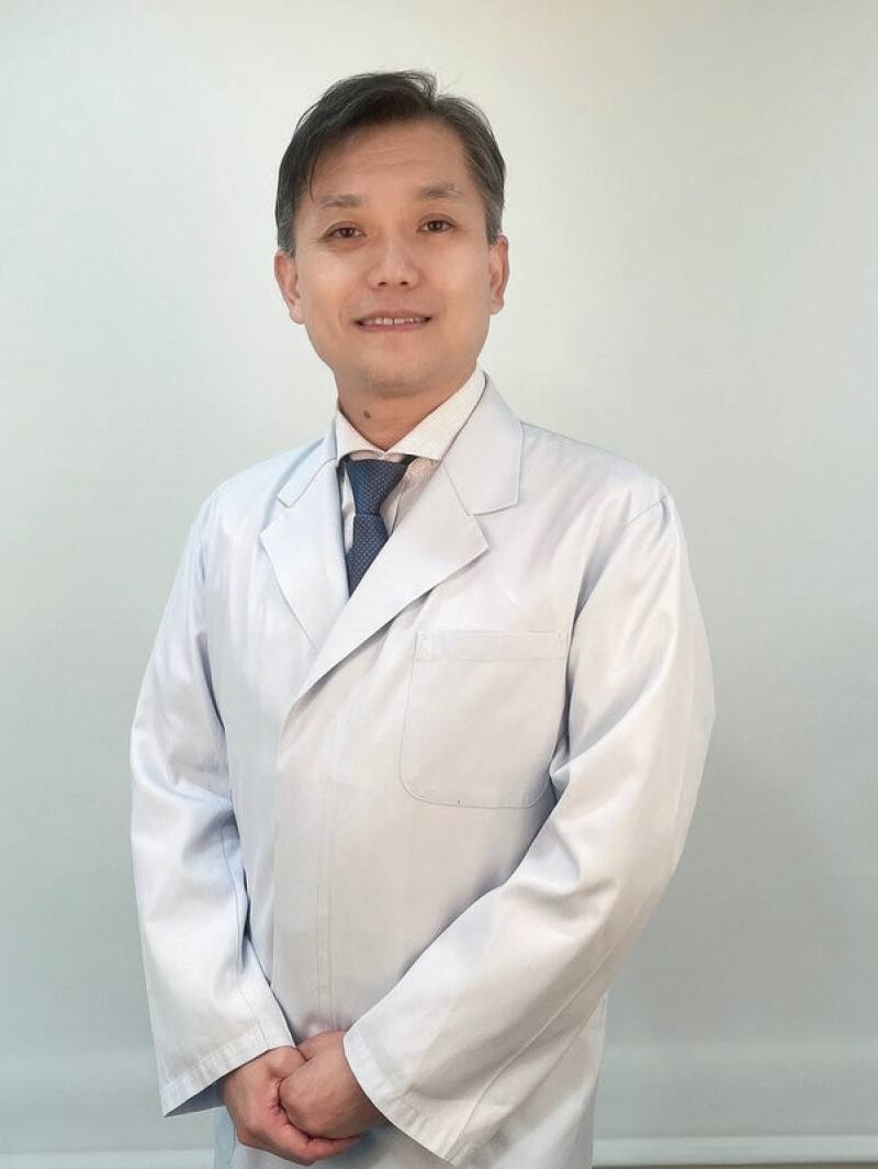 牙醫師黃萬騰近日受邀參加「名醫到我家」空中講座，分享牙齒健康從「8020運動」到「生物膜管理」的醫療新趨勢。（節目提供）