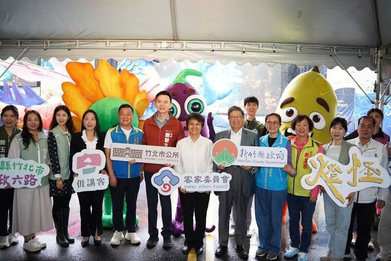 紙風車劇團24日到26日在新竹縣政府前封街演客家親子劇「燈怪」，客委會主任委員古秀妃（前右6）、新竹縣長楊文科（前右5）等出席宣傳記者會，邀親子共同觀賞。（新竹縣政府提供）