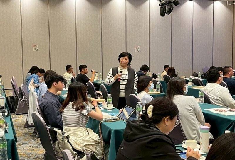 教育部25日發布新聞稿指出，為協助學生養成正確使用手機與網路習慣，23日於台中市烏日區舉辦「青少年關機也幸福」種子教師研習活動，邀集全國高級中等學校學務及輔導教師共同參與。（教育部提供）