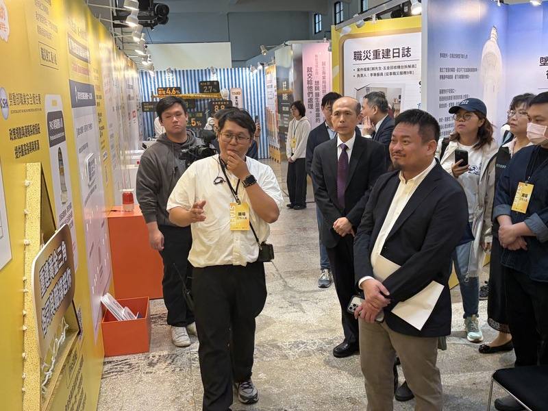 勞動部「與光同行－職災勞工重建特展」25日起在瓶蓋工廠台北製造所F棟登場，勞動部長洪申翰（前右）出席進行開展儀式並參觀特展。