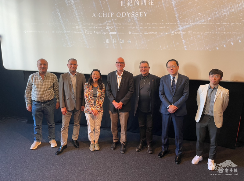 李冠德（右二）、小旺萊文化協會會長郭芳君（左三）與貴賓合影