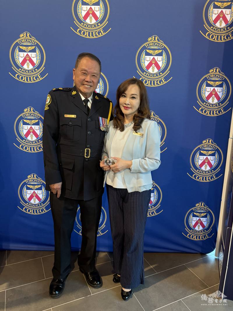 林美玲(右)及多倫多警局華人警政委員會創會主席Ben Lau(右)晚會後合影