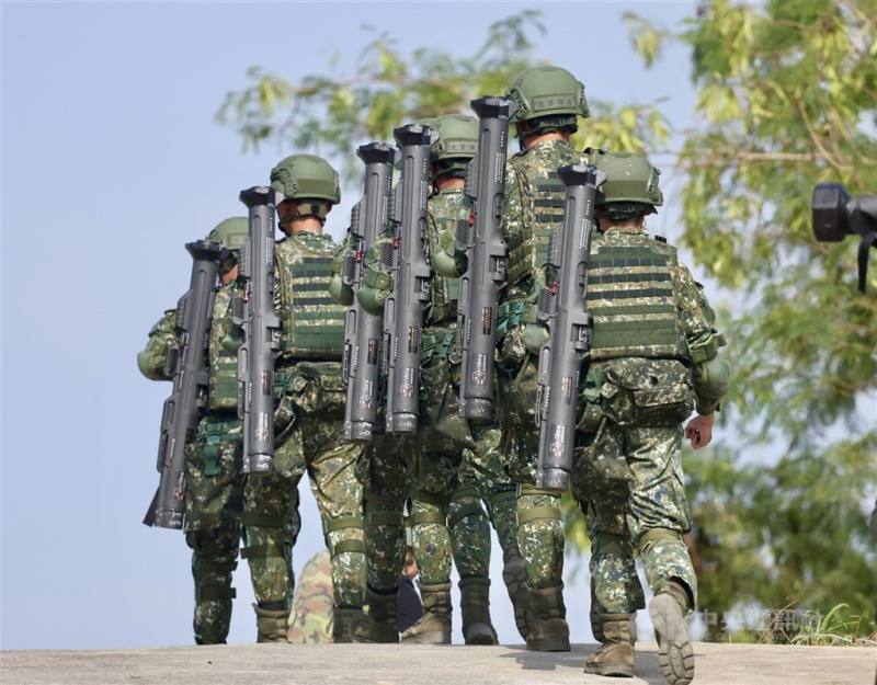 圖為義務役男在靶場背著紅隼火箭彈。（中央社檔案照片）