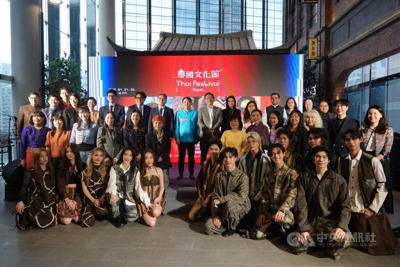 2026泰國文化節25日舉行開幕記者會，泰國駐台代表文那隆（後排中）與出席的各國使節、泰國藝人及來賓合影