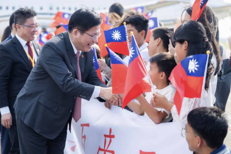 外交部長林佳龍（左2）以總統特使身分出訪史瓦帝尼王國，於當地時間22日下午抵達史國，非洲南部地區僑胞熱情歡迎特使團。（外交部提供）