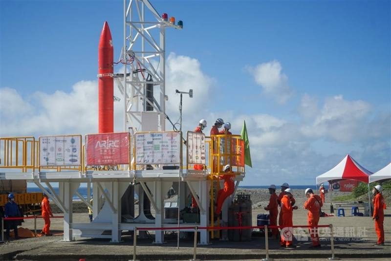 研調：低軌衛星業者積極切入AI運算領域，將帶動衛星間通訊（ISL）市場需求。圖為混合式類衛星載具火箭。（中央社檔案照片）