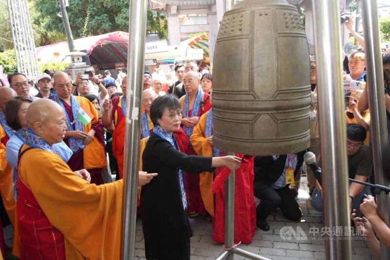 「聯合各宗教浴佛大典」26日在屏東潮州鎮妙光禪寺登場，內政部長劉世芳（前左2）典禮中叩和平鐘祈福。她表示，浴佛大典不僅凝聚信仰，更傳遞祈福與關懷