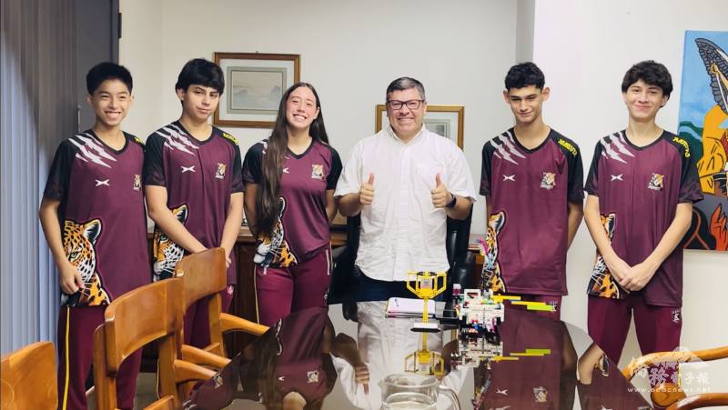 市長穆希卡(左四)邀請團隊共同參與推動東方市智慧化