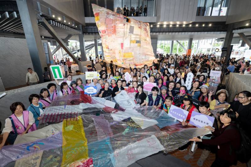 新北市美術館25日慶祝開館週年，邀集8間學校、6個社群團體與在地居民加入「太陽能飛行博物館」升空實驗行動創作行列。（新北市美術館提供，攝影：呂國瑋）