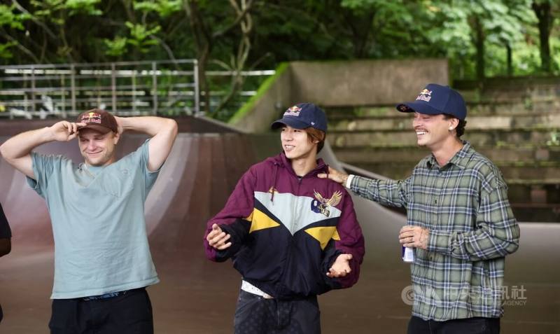 世界級滑板高手抵達台灣訪問，25日在台北與媒體見面，東京和巴黎奧運金牌得主堀米雄斗（中）出席活動