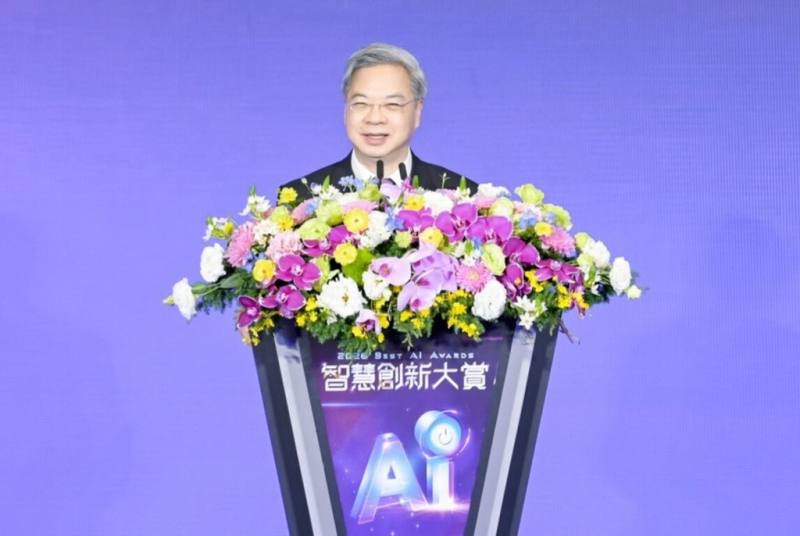 經濟部25日舉行第2屆智慧創新大賞頒獎典禮，經濟部長龔明鑫（圖）表示，台灣在半導體與伺服器等AI硬體領域具備關鍵優勢，下一階段更重要的是如何將AI轉化為百工百業的實際應用，讓產業真正因導入AI而產生效益。（經濟部提供）