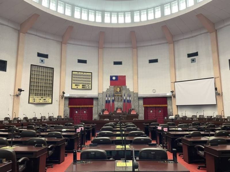 立法院中南部服務中心25日在台中市霧峰區民主議政園區舉辦「民主領航員－小小議長體驗營」公益活動，圖為園區內的「原台灣省議會議事堂」。（立法院中南部服務中心提供）