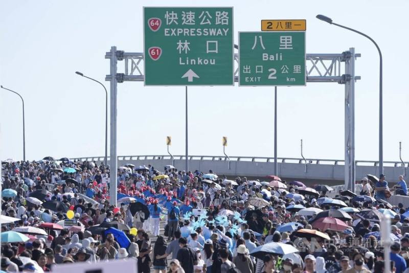 淡江大橋通車倒數，交通部公路局與新北市政府26日下午舉辦「在一起，走上橋」大遊行，吸引大批民眾參與，在通車前搶先感受這座世界級新地標魅力