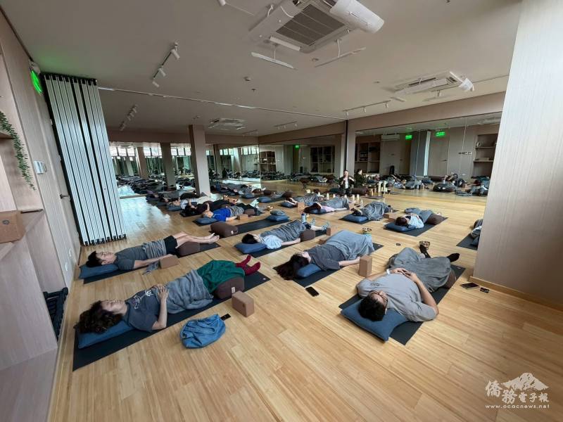 講師帶領五感療癒體驗課程，透過專業引導與互動環節，讓參與者放鬆身心、提升健康意識