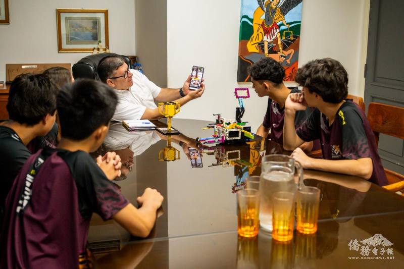 穆希卡向同學們展示市府推動智慧化城市