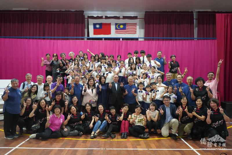 月光山合唱團與吉隆坡臺灣學校合唱團跨世代交流合影