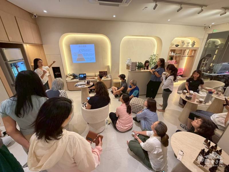 與會臺商彼此互動熱絡，展現僑界凝聚力與對活動的高度肯定