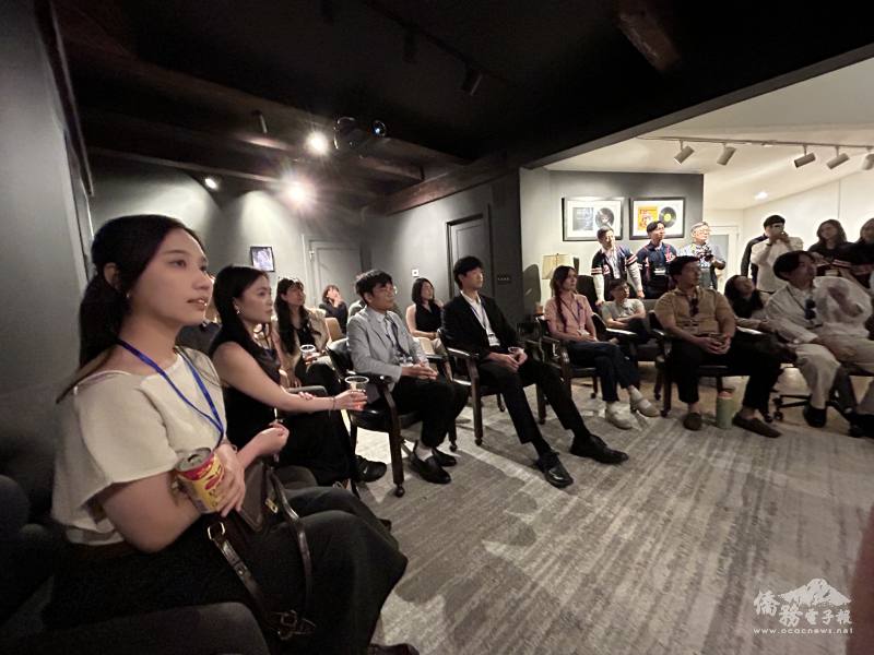 與會者專心聆聽徐佳青說明臺美夥伴關係