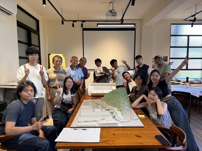 「美得冒泡 BEAUTIFOOL」蹲點實作生與阿公阿嬤共同合作完成冷泉公園文化地景模型