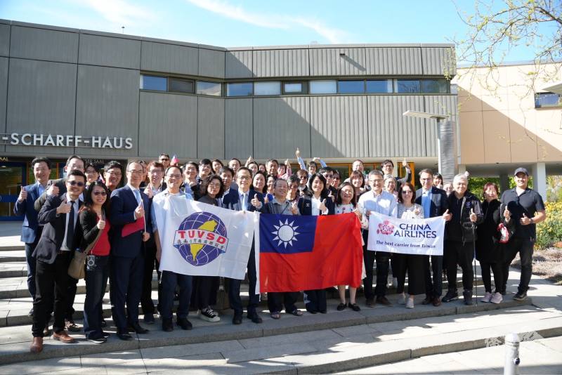 大使谷瑞生（前排左六）、總會長顏境德（前排左一）與處長趙彥清（前排左三）及全體與會人員合影，展現臺商團結推動經貿外交之活力