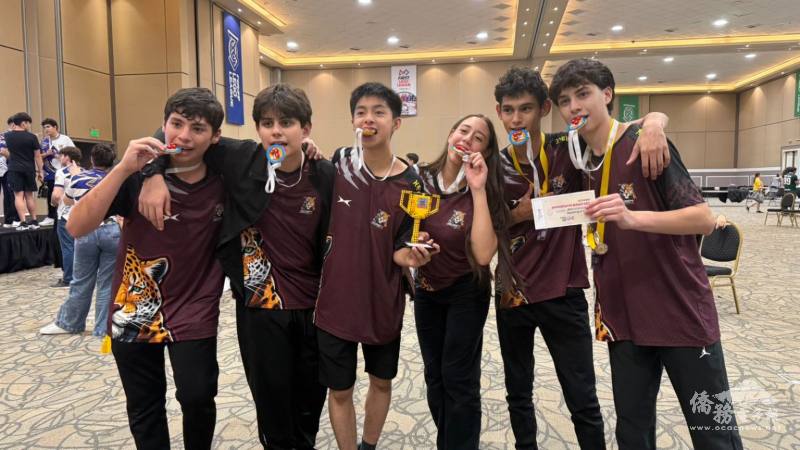 巴拉圭臺裔僑青廖佑得(左三)與夥伴們在 2026 年全國機器人競賽中榮獲第二名(廖佑德提供)