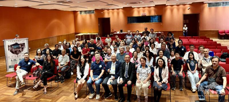 活動大合影，前排左5為巴西臺灣同鄉會會長莊海定、前排右4為文教中心主任尤正才、前排右2為臺貿中心主任施懿倫、前排左4為臺灣文化協會會長簡金輝、前排左3為司儀臺巴藝術文化交流協會會長謝如欣