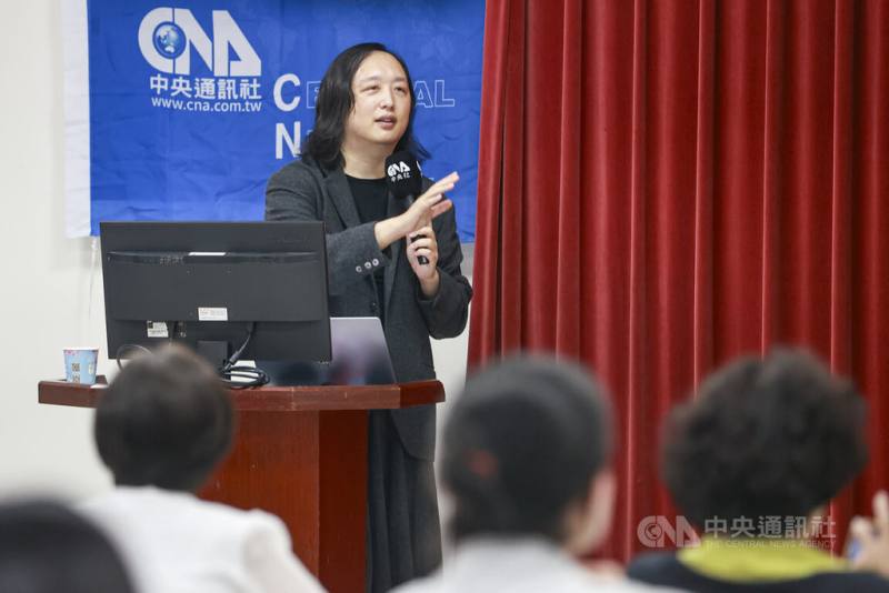 中央通訊社第9屆「我是海外特派員」北區培訓營26日在台北舉辦，邀請無任所大使唐鳳（後）演講，分享人工智慧對新聞工作的影響與觀察