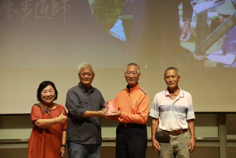 台灣千里步道協會25日頒發第5屆榮譽步道師獎項，雲林師傅郭守發（右2）運用在地盛產的孟宗竹，在杉木林中打造空中竹木棧橋，助雲林獲得世界竹地標，帶動社區發展，也榮獲榮譽步道師肯定。（台灣千里步道協會提供）