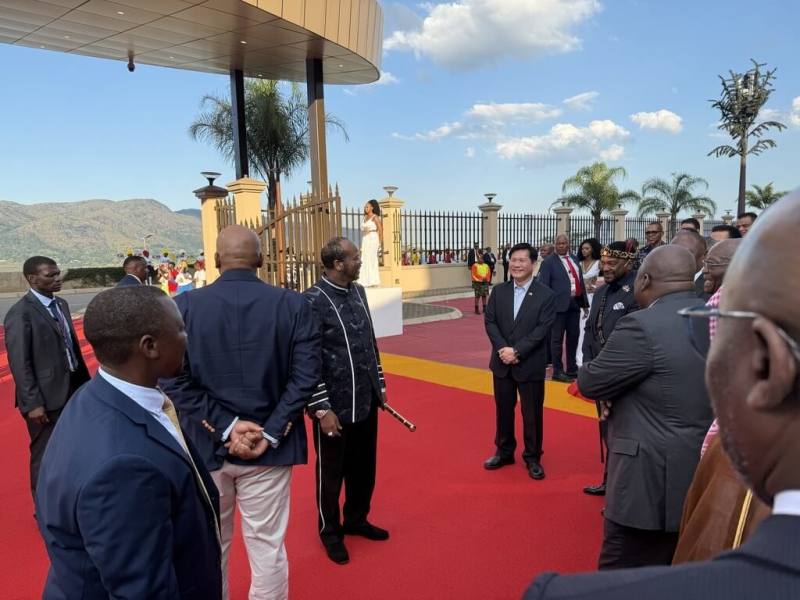 外交部長林佳龍（右3）以總統特使身分出訪史瓦帝尼，25日與史王恩史瓦帝三世（H.M. King Mswati III，左3）出席史國「國際會議中心」（ICC）開幕式。（外交部提供）