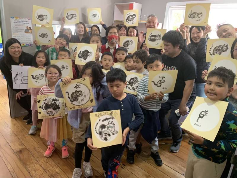 學員拿著作品開心合影