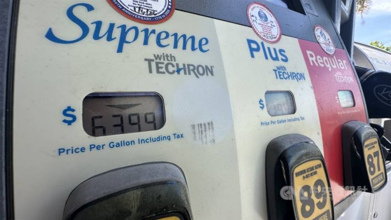 伊朗戰爭推高油價，美國加州部分加油站16日出現每加侖高於6美元價格。（中央社檔案照片）