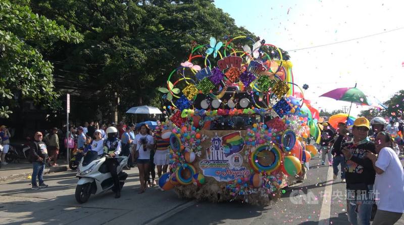 馬尼拉市政府25日舉辦首屆「馬尼拉夏季同志驕傲遊行」，現場有繽紛花車、創意服裝及變裝表演